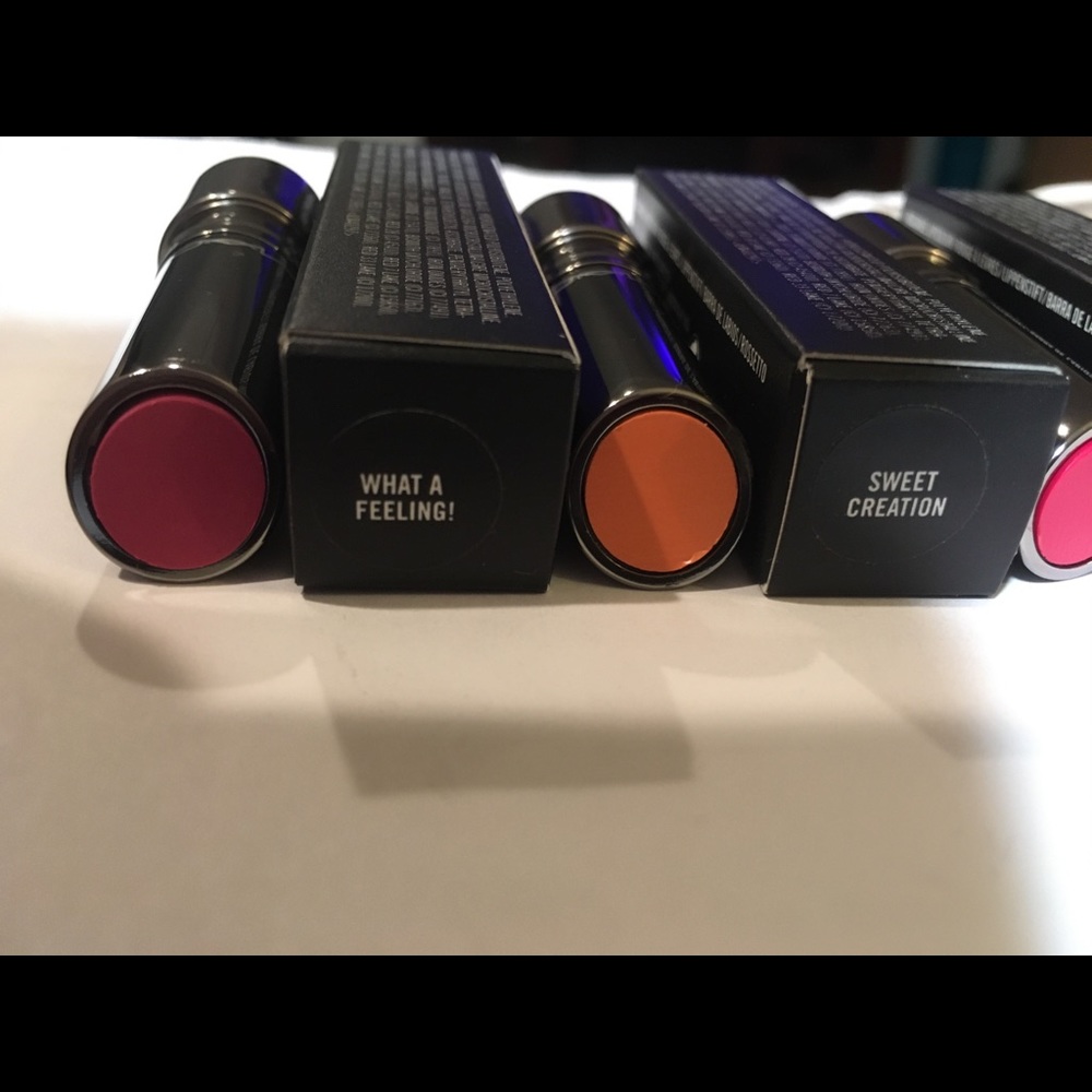MAC Huggable Lip Color Lipstick - Picture 6 of 6